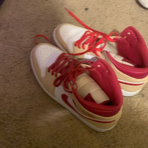 Air Jordan 1 Mid” Light curry Size 10 * WORN ONCE* - Picture 1 of 4